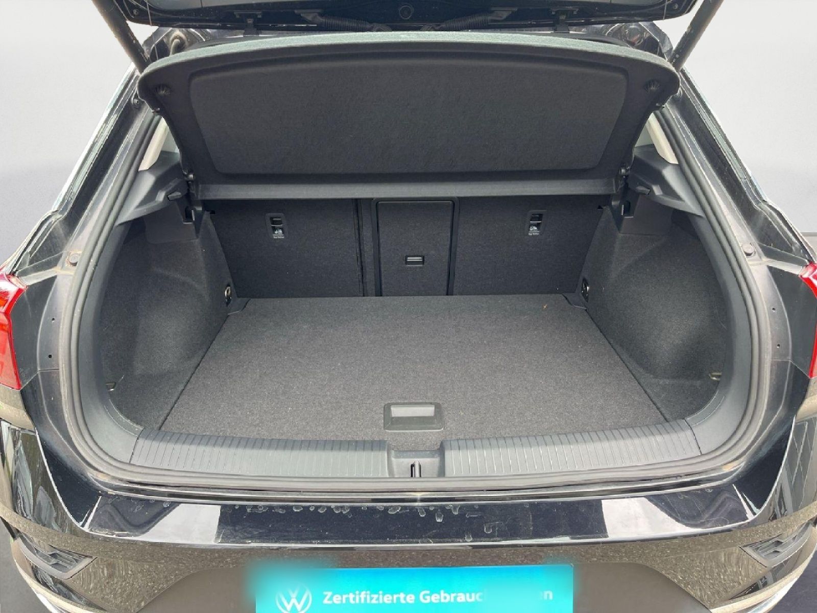 Volkswagen T-Roc 1.5 TSI Sport - Samsaru's Car Outlet