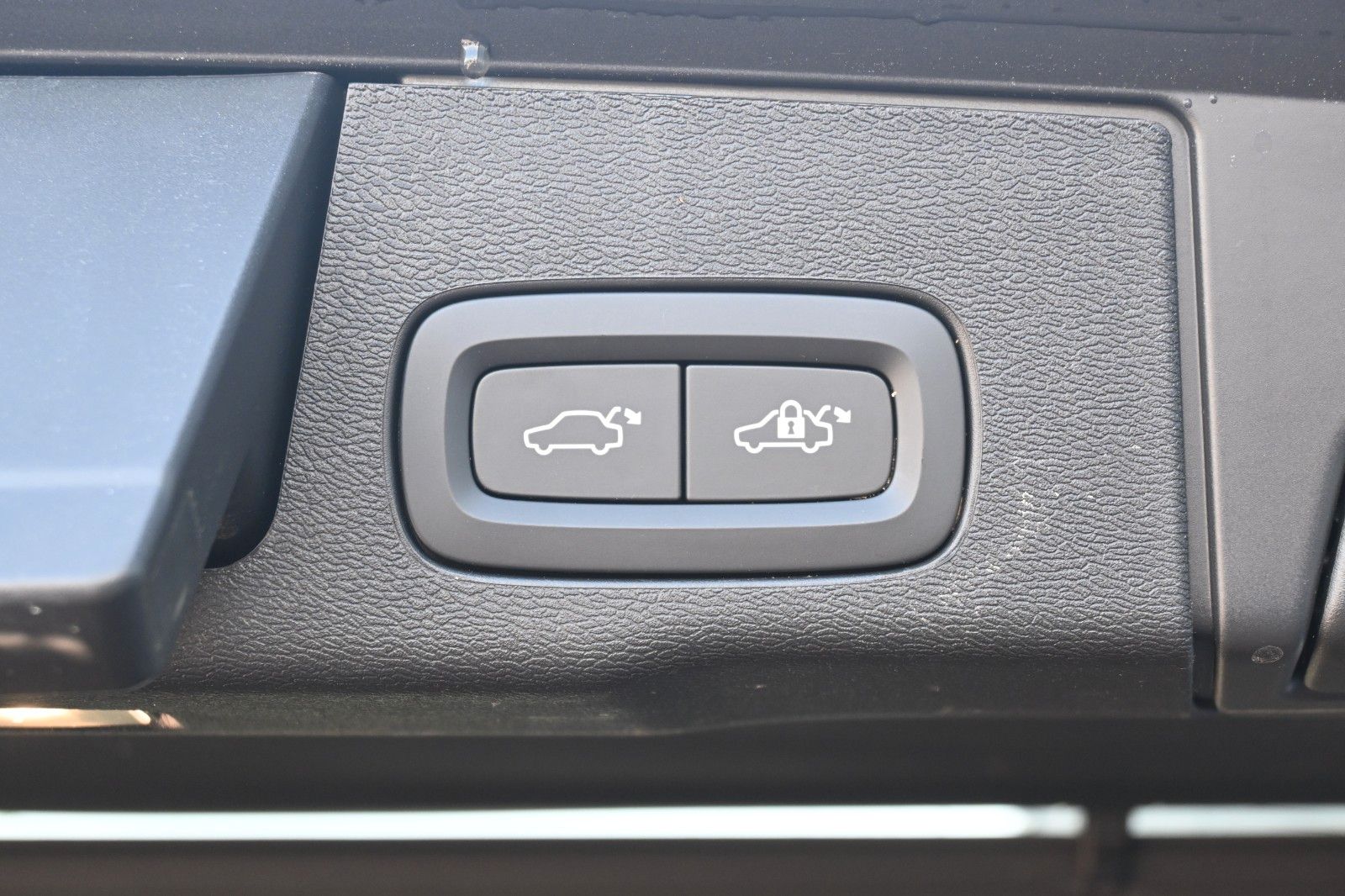 Volvo XC60 B4 AWD Ultimate - Samsaru's Car Outlet