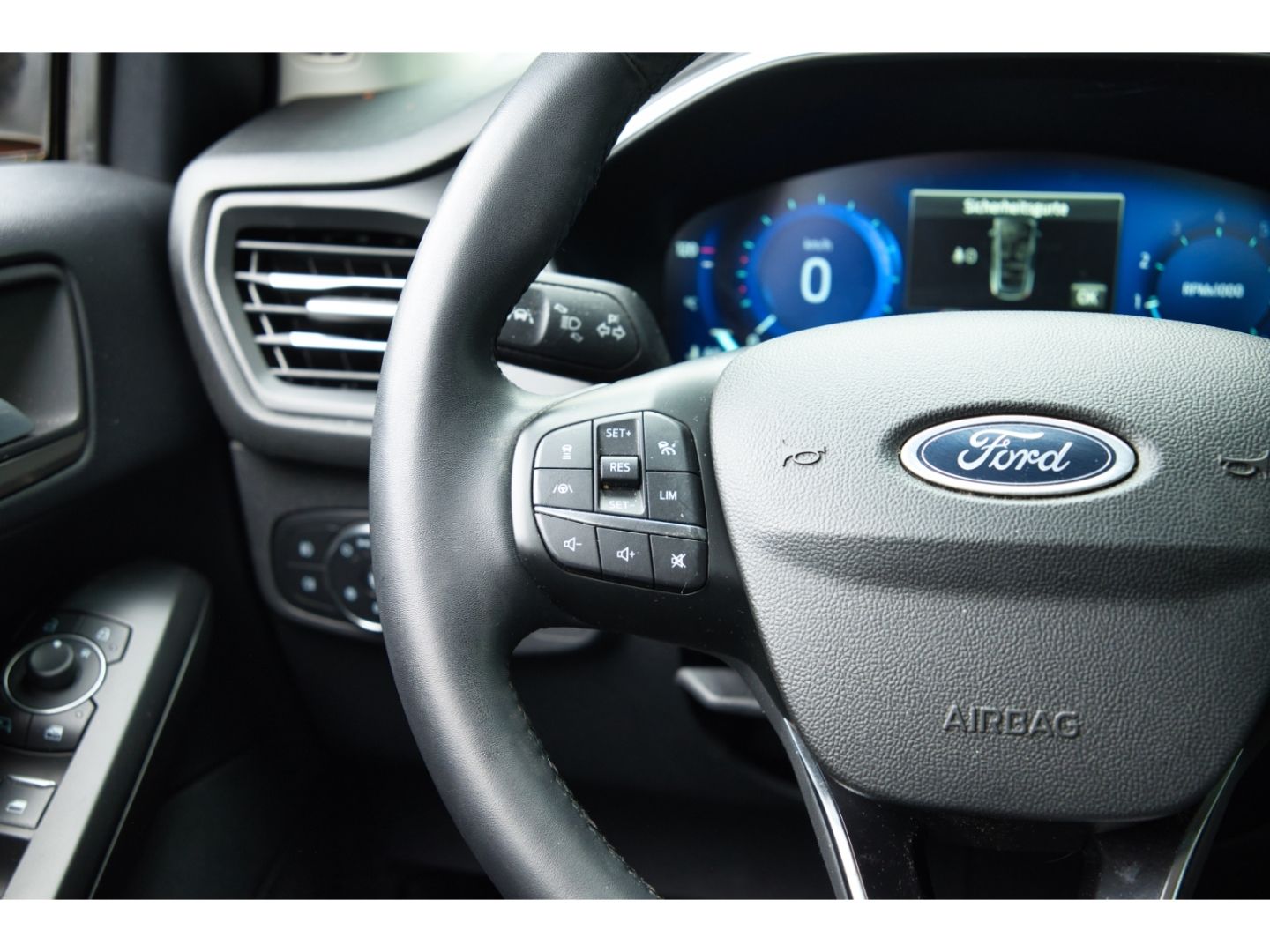 Ford Focus Turnier Titanium X Navi LED ACC Apple CP