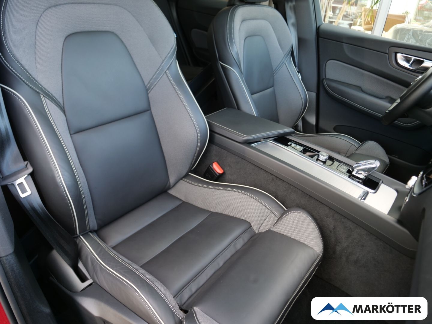 Volvo XC60 B5 AWD Plus Dark AHK/PANO/BLIS/360CAM/