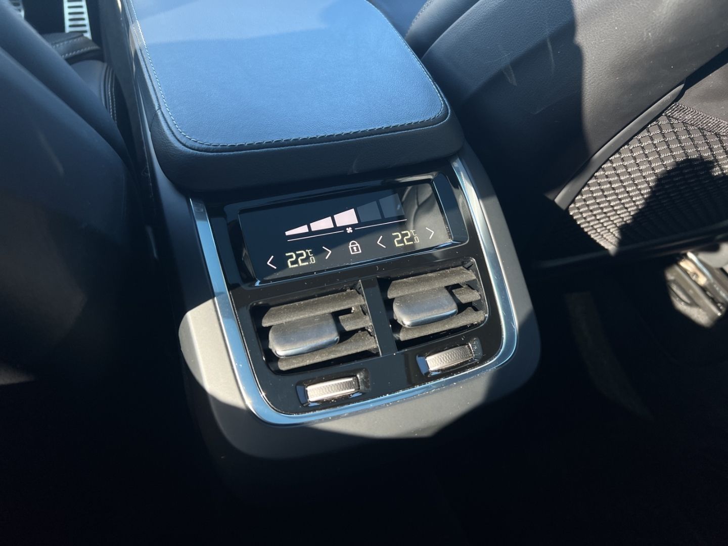 Volvo XC90 B5 D AWD R-Design 4ZKlima MassageSitze