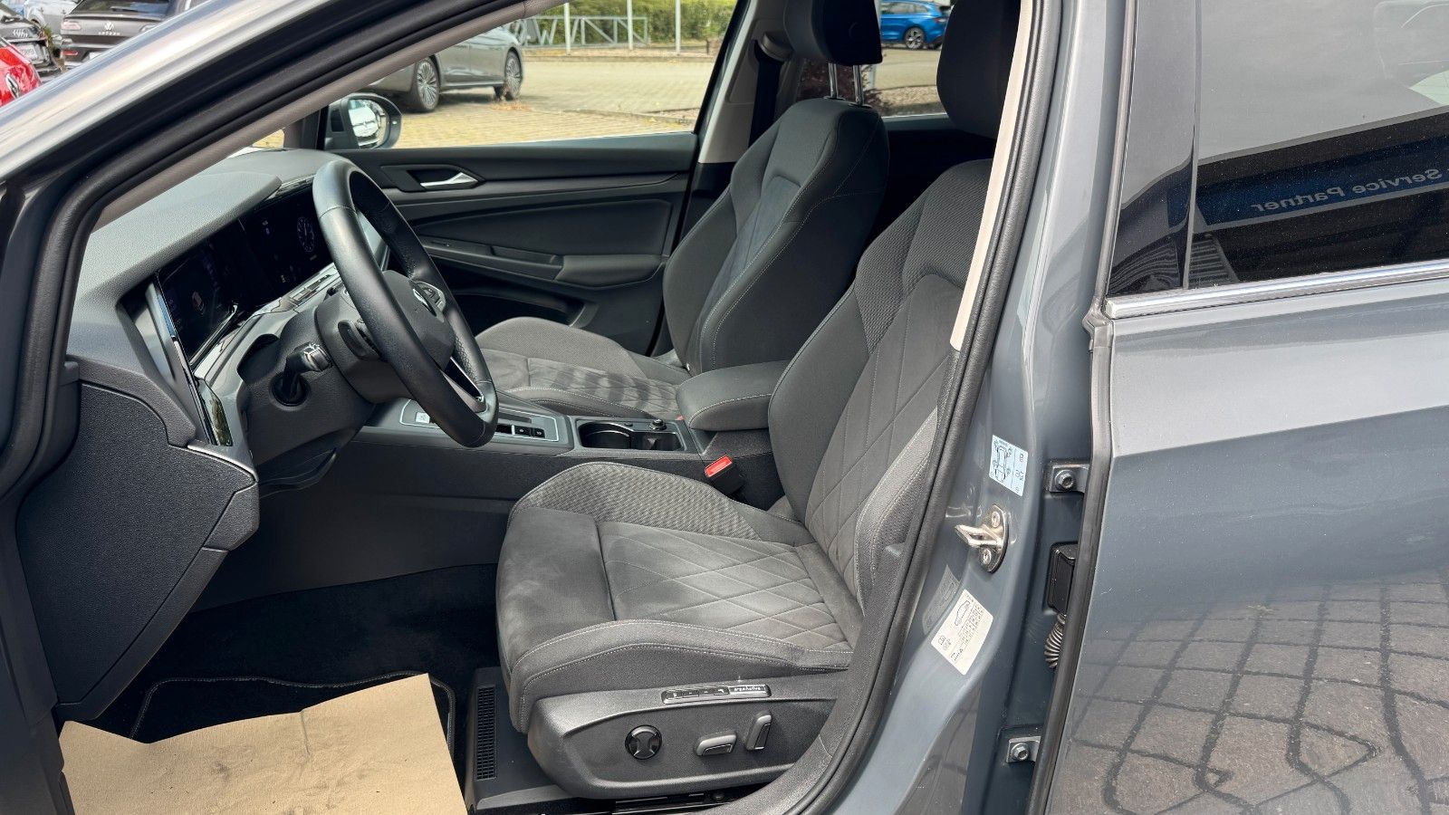 Volkswagen Golf VIII Lim. Style eTSI - Samsaru's Car Outlet