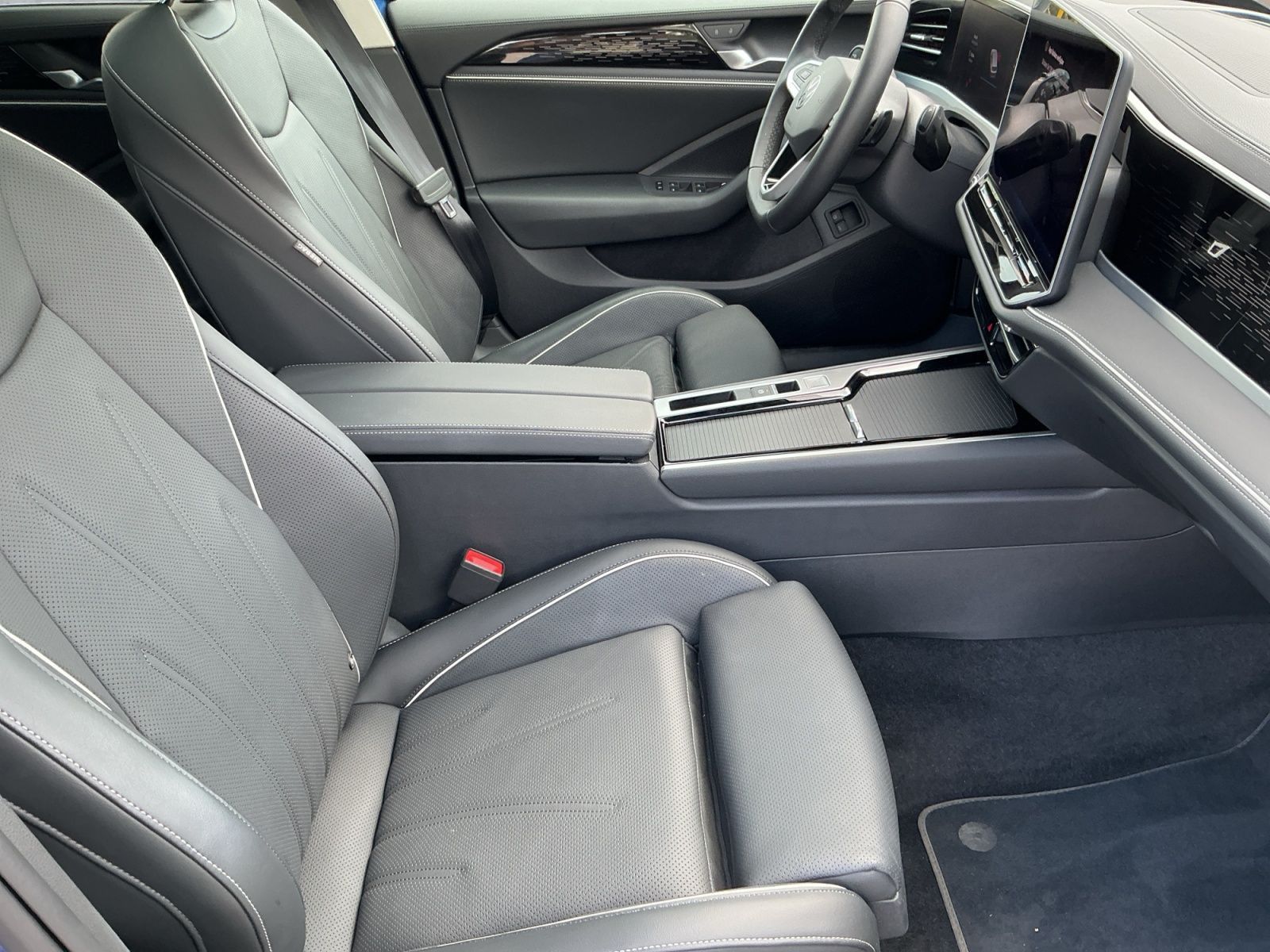 Volkswagen Passat Variant 1.5 eHYBRID ELEGANCE 5JG+AHK+PANO