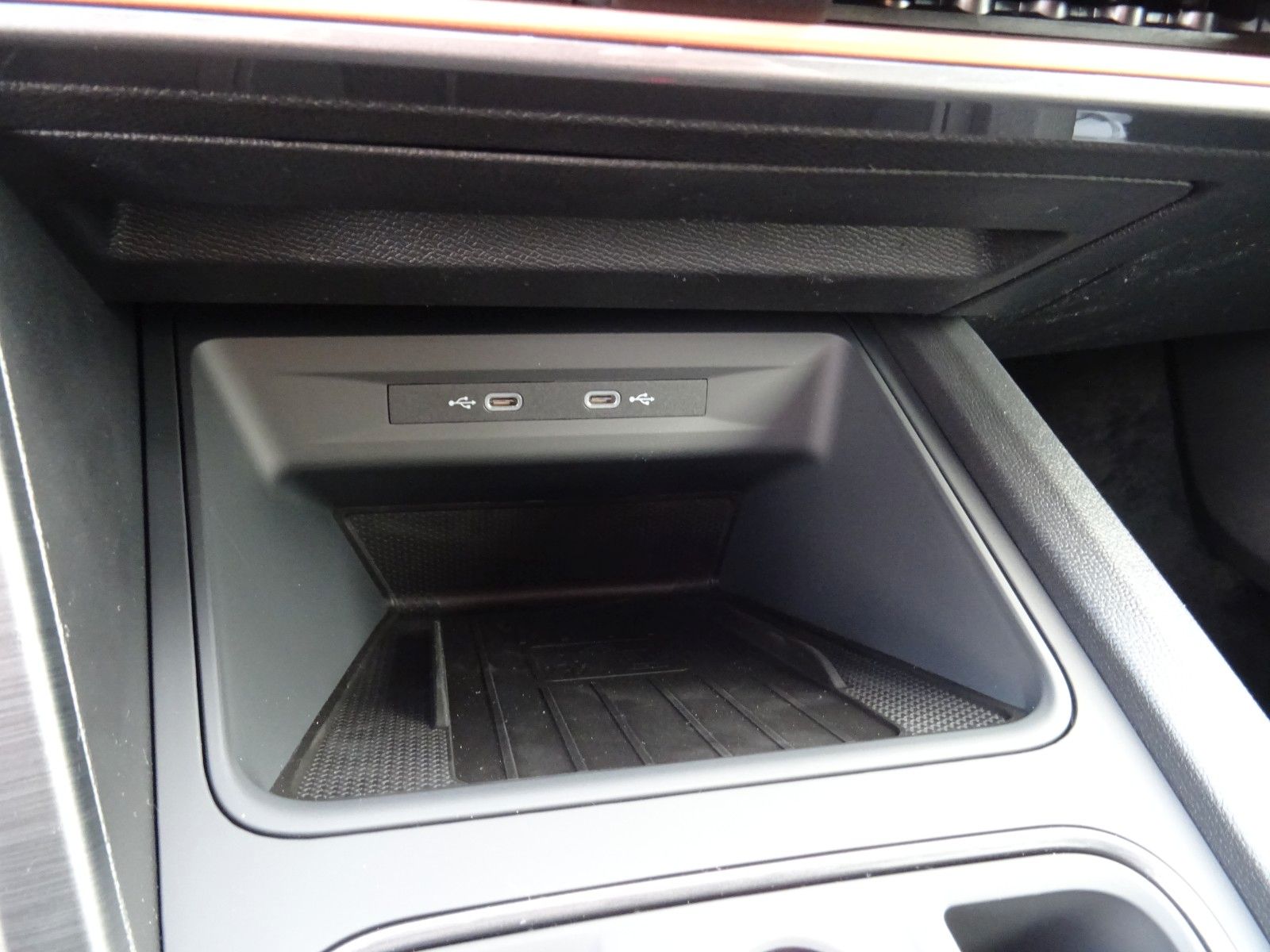 Cupra Leon Sportstourer VZ 1.4 e-HYBRID DSG - Samsaru's Car Outlet
