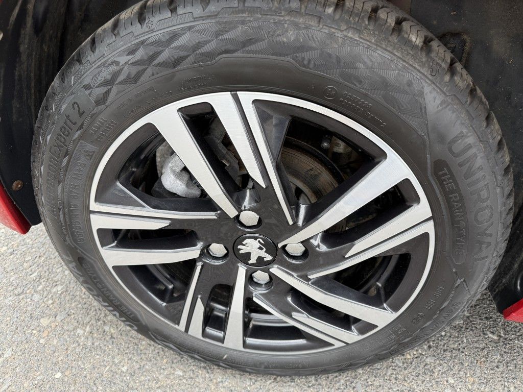 Peugeot 208 1.2 PureTech Allure - Samsaru's Car Outlet
