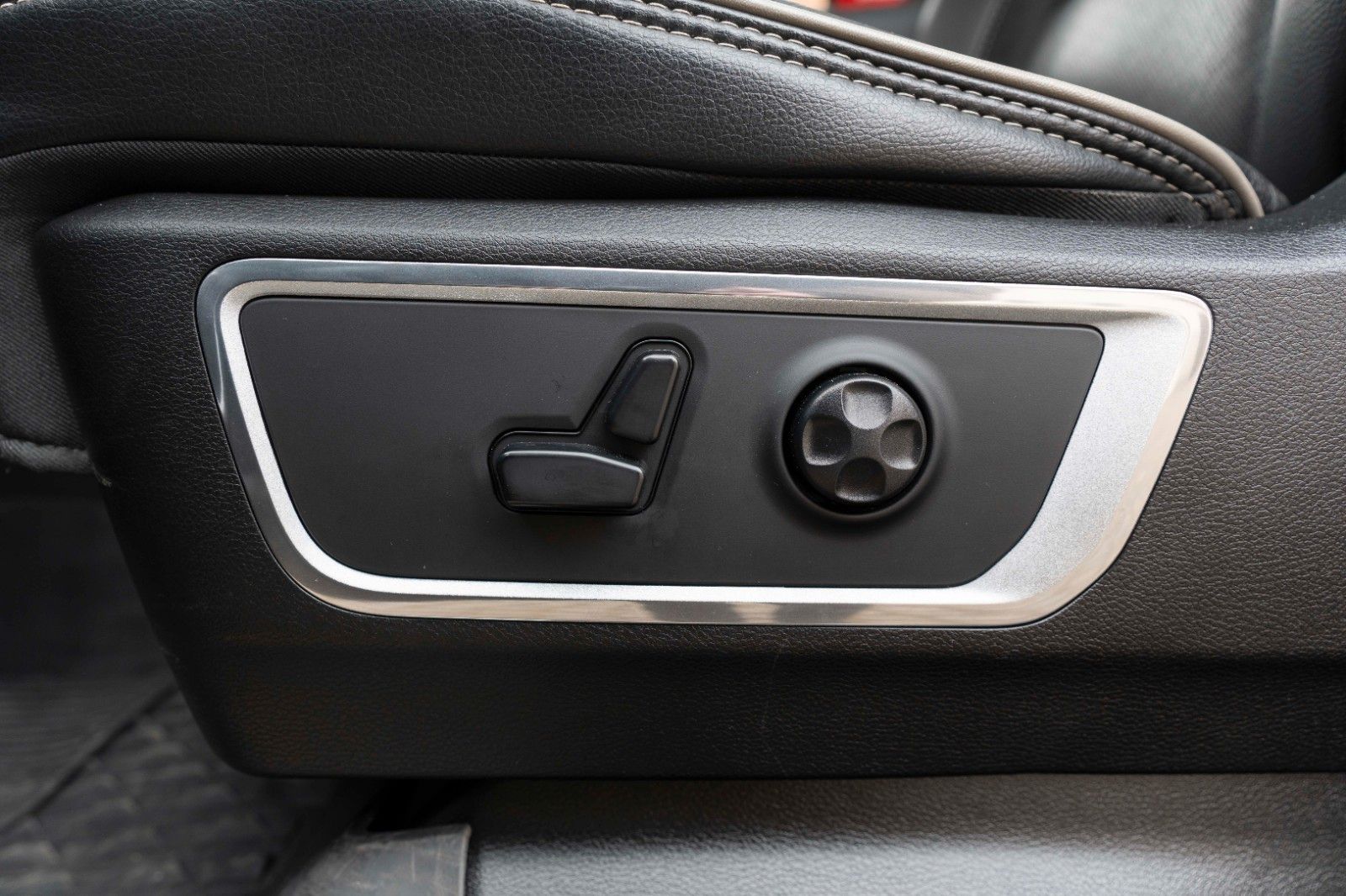 Dodge RAM 5,7L Laramie CC 4X4 360° LED CARPLAY LPG AHK