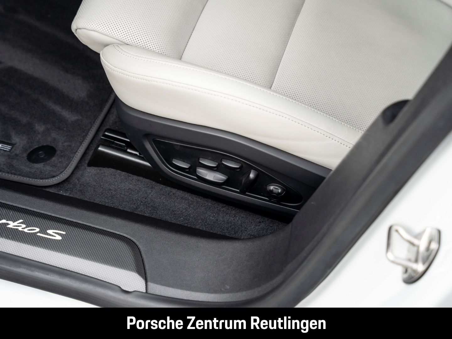 Porsche Taycan Turbo S Cross Turismo InnoDrive Head-Up