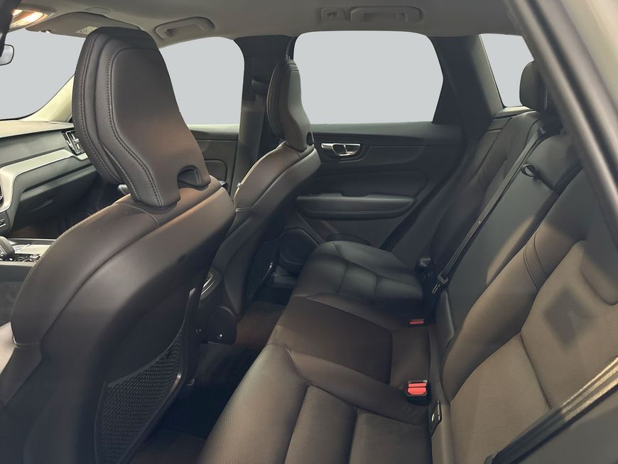 Volvo XC60 B5 B AWD Core Leder SiH GJR Win Licht 19''