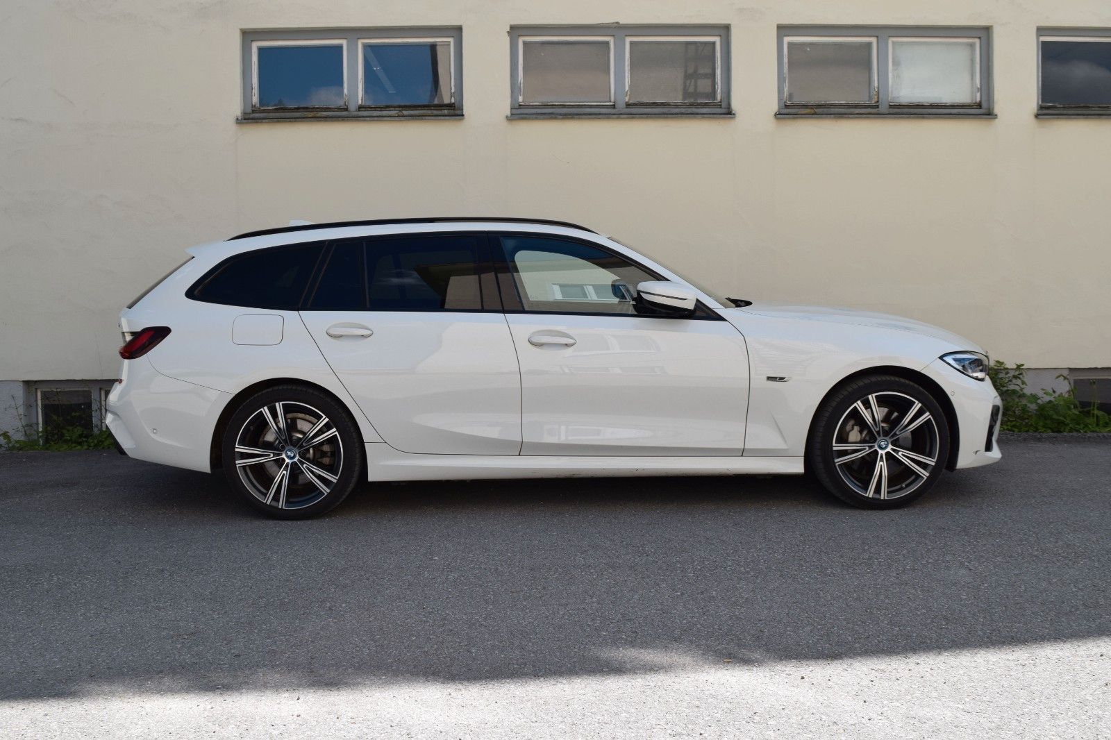 BMW 330e Touring xDrive MSport - Samsaru's Car Outlet