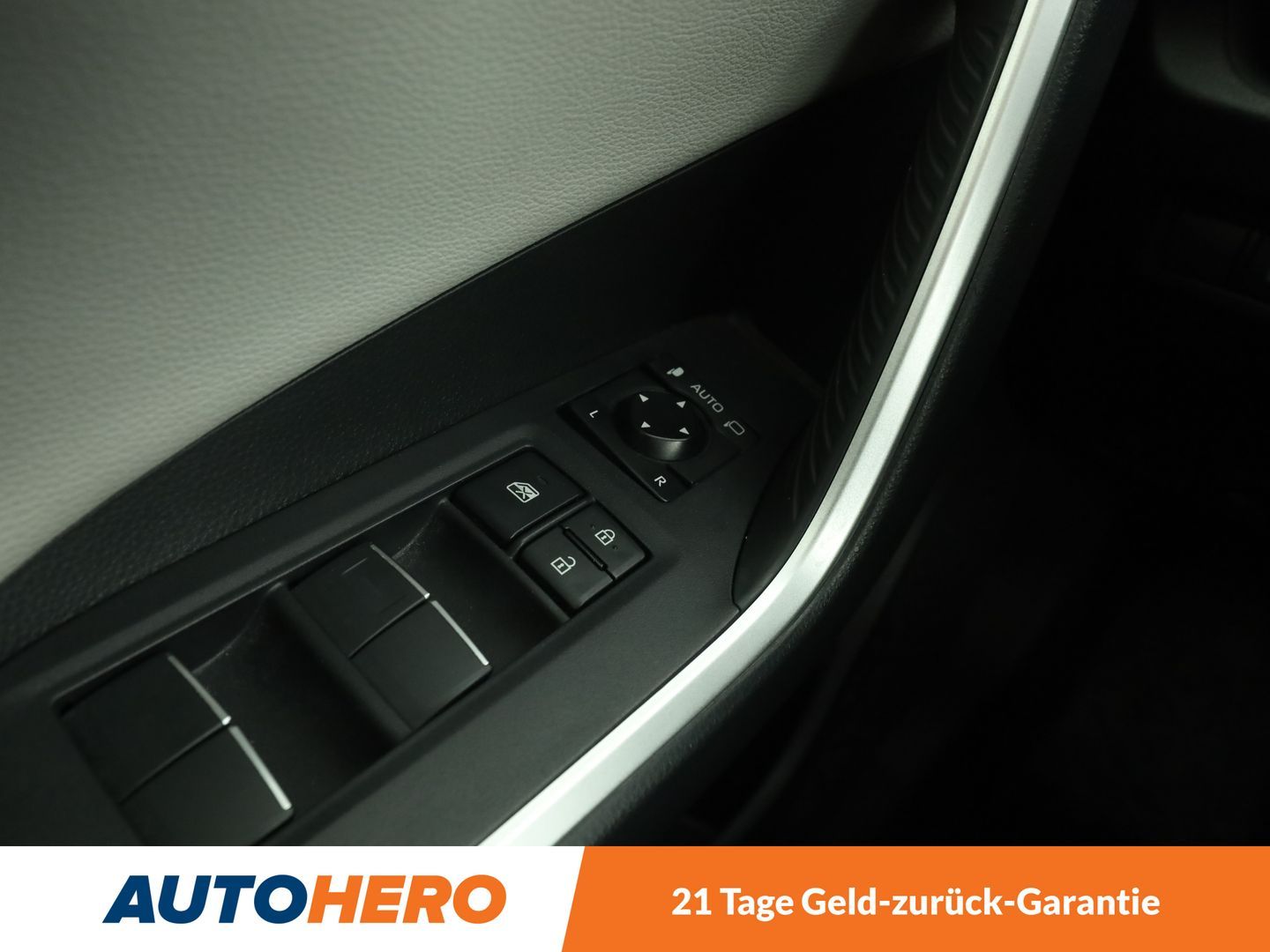 Toyota RAV 4 2.5 Hybrid 4x4 Lounge - Samsaru's Car Outlet