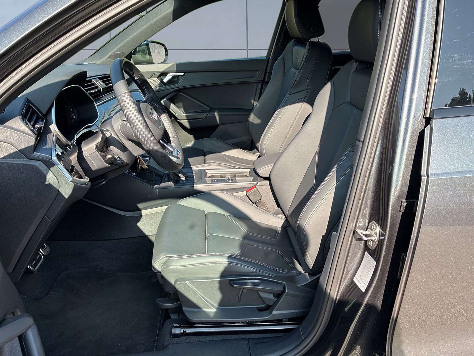 Audi Q3 40 TFSI quattro S line - Samsaru's Car Outlet