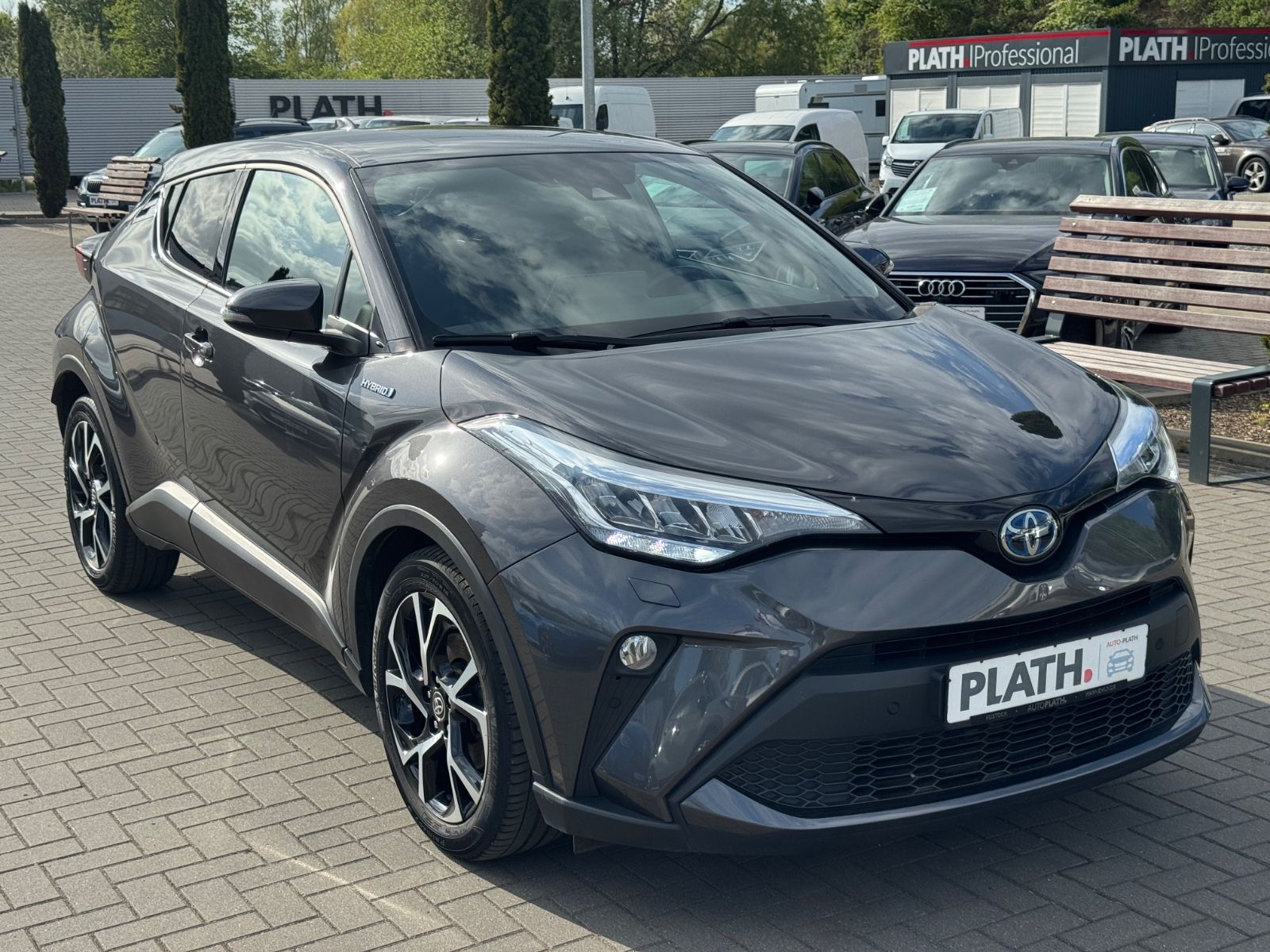 Toyota C-HR Hybrid Style - Samsaru's Car Outlet