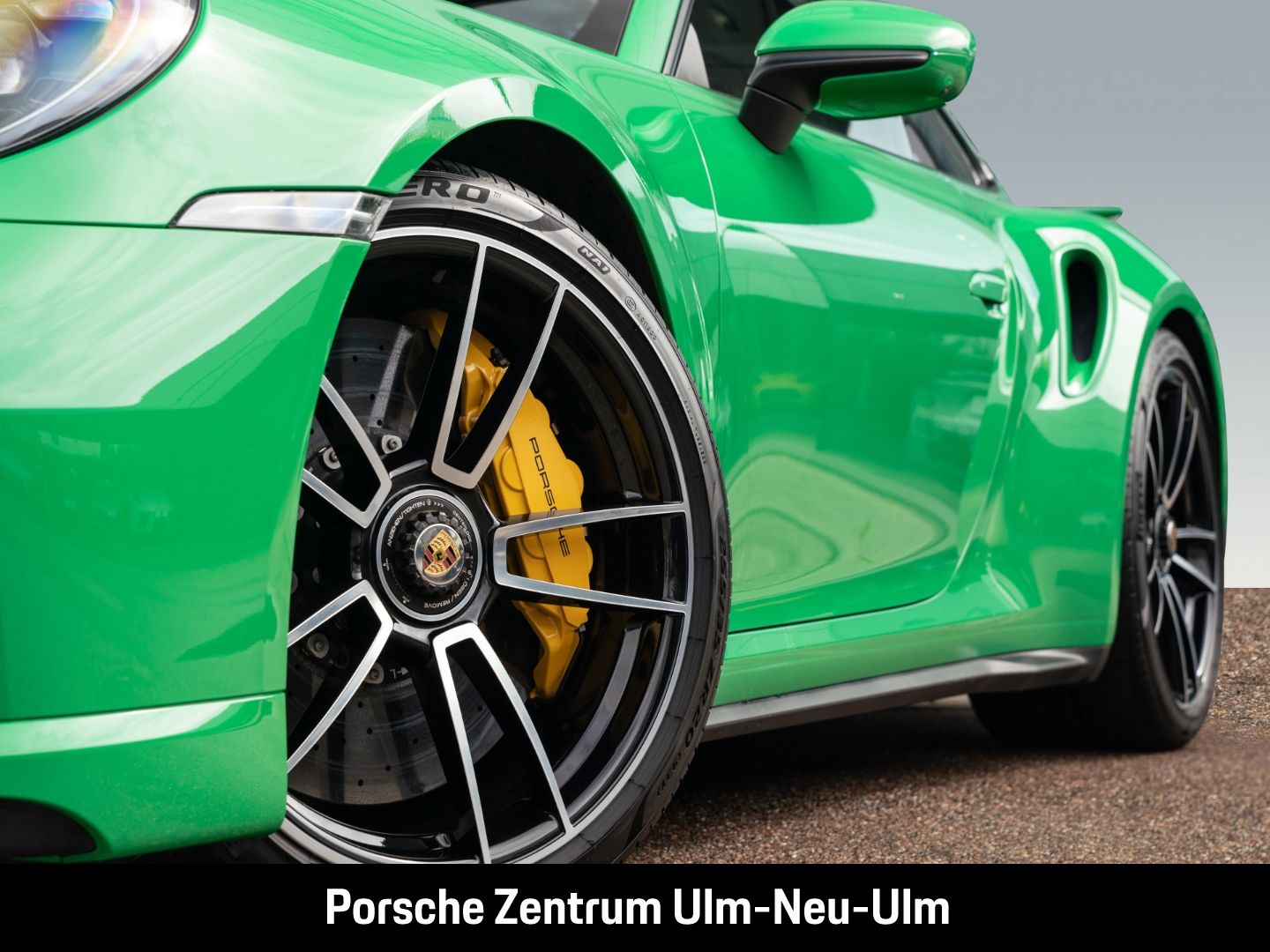 Porsche 992 911 Turbo S Pythongrün Sportabgasanlage LED