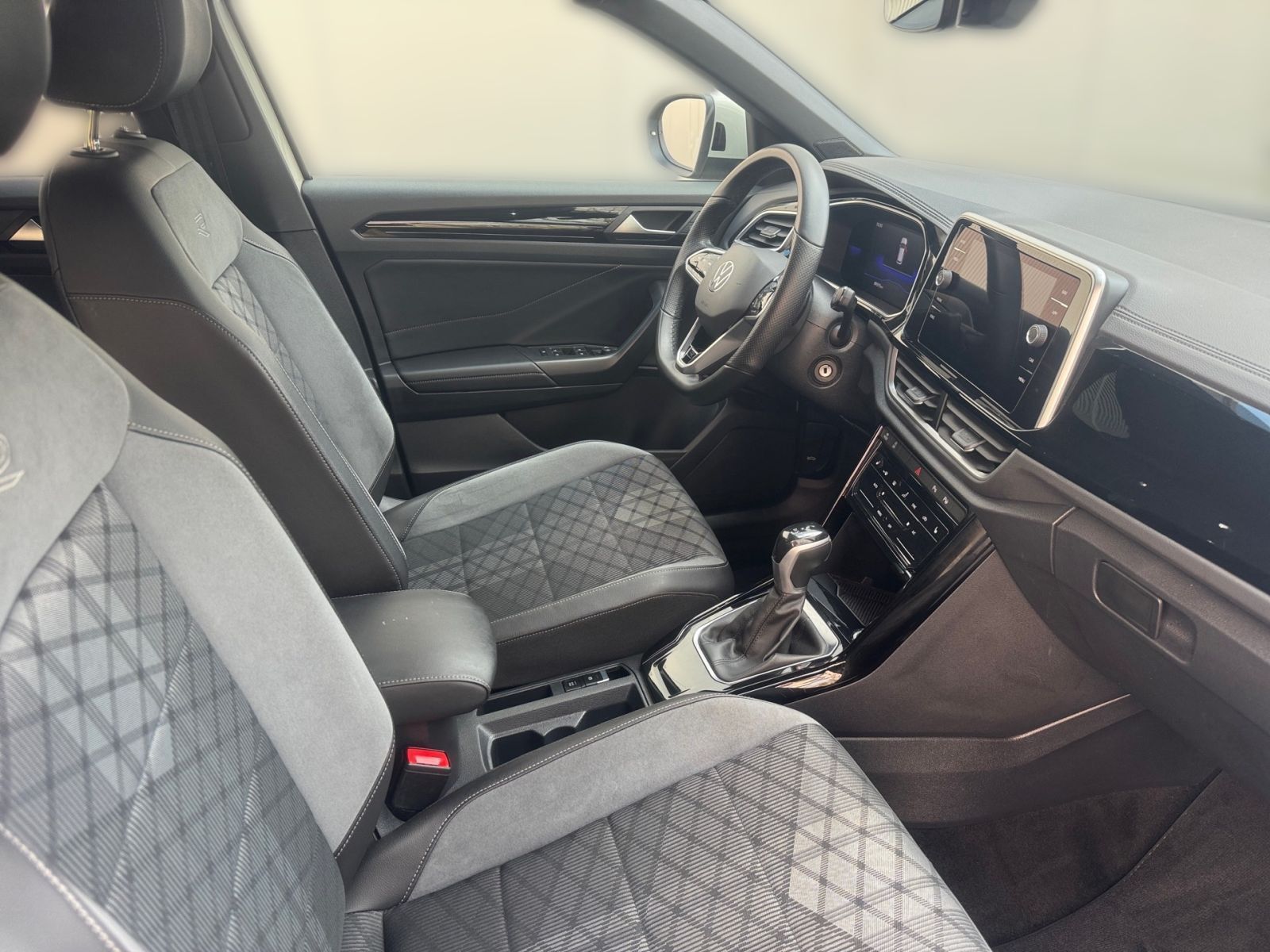 Volkswagen T-Roc 2.0 TDI DSG R-Line - Samsaru's Car Outlet
