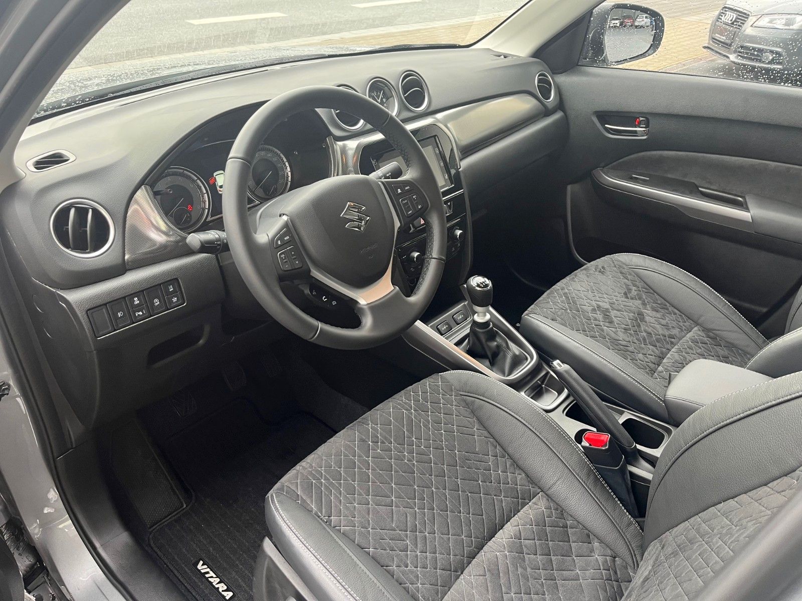 Suzuki Vitara Comfort - Samsaru's Car Outlet