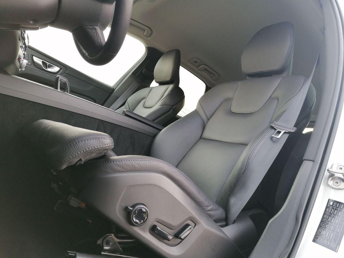 Volvo XC60 B4 AWD Plus Dark 4xSHZ ACC AHK FHZ H/K STHZ
