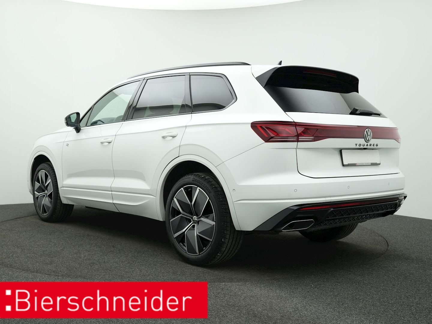 Volkswagen Touareg 3.0 TDI R-line Black - Samsaru's Car Outlet