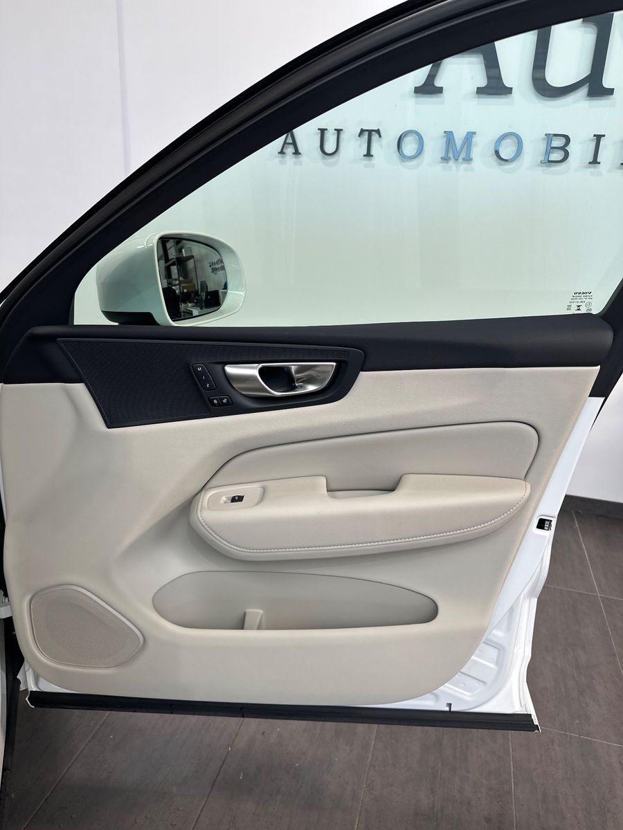 Volvo XC60 T6 AWD Recharge Core NAV+LED+PANO+AHK+STHZG
