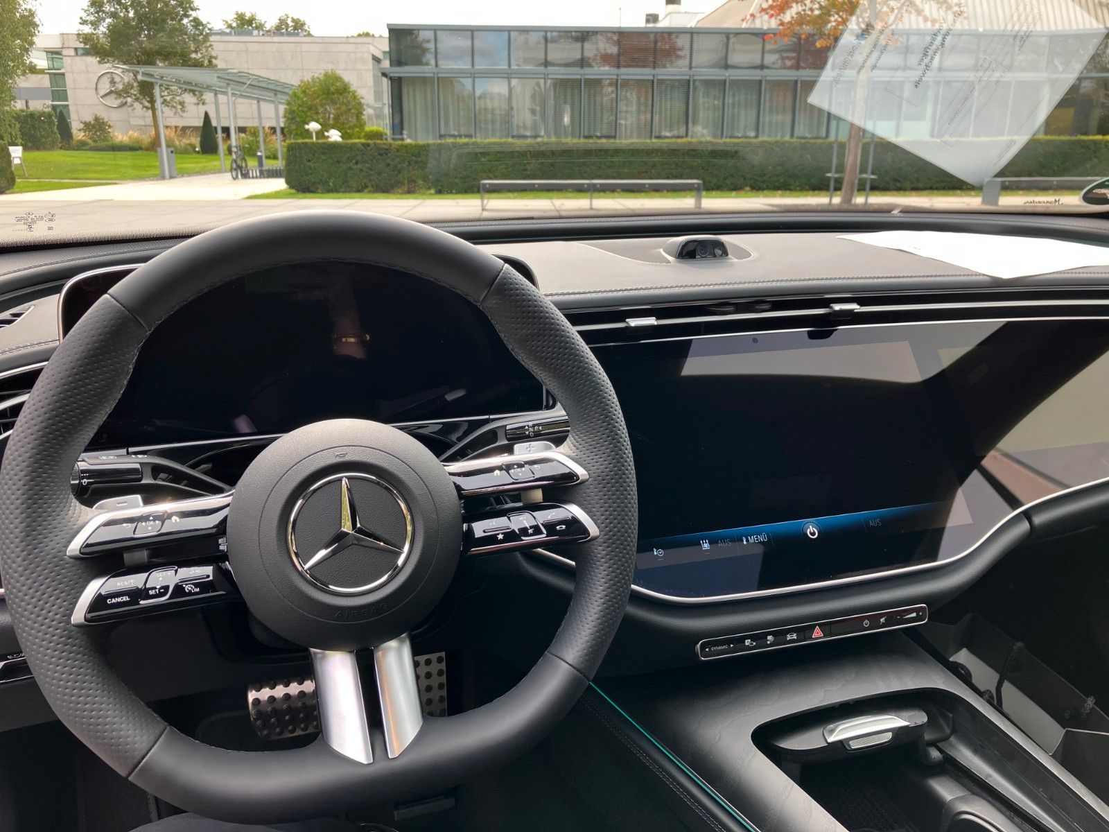 Mercedes-Benz E 400 e 4Matic AMG Line - Samsaru's Car Outlet