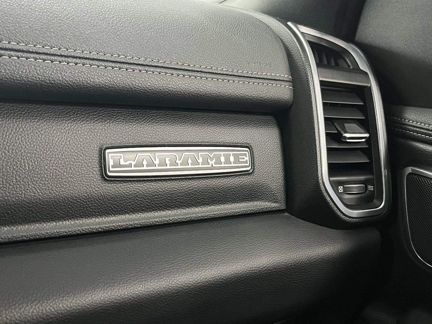 Dodge RAM 5,7l V8 *LARAMIE/12 Zoll Display/LED/AHK/SHZ