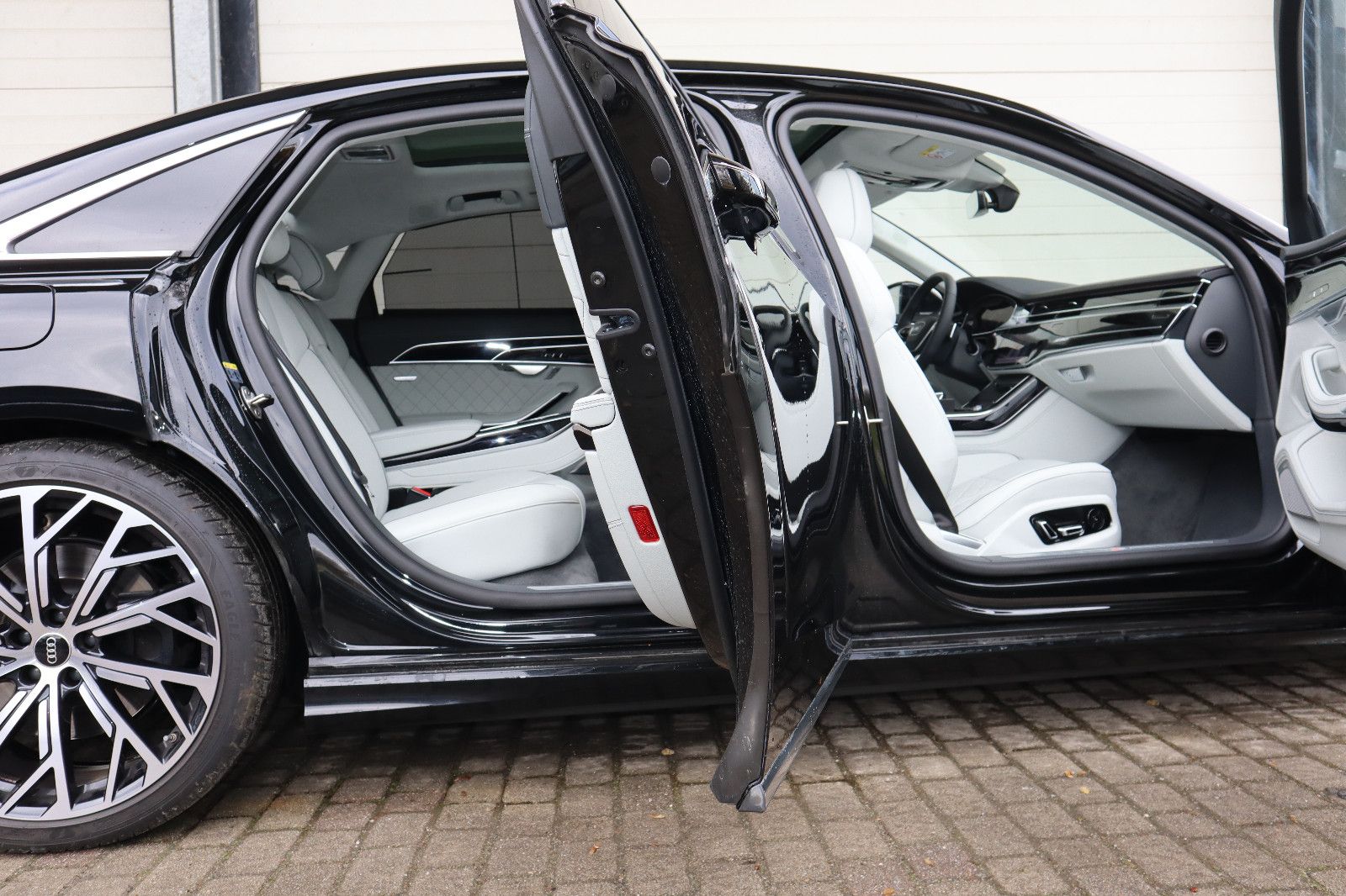 Audi A8L 60 TFSIe lang exclusive - Samsaru's Car Outlet
