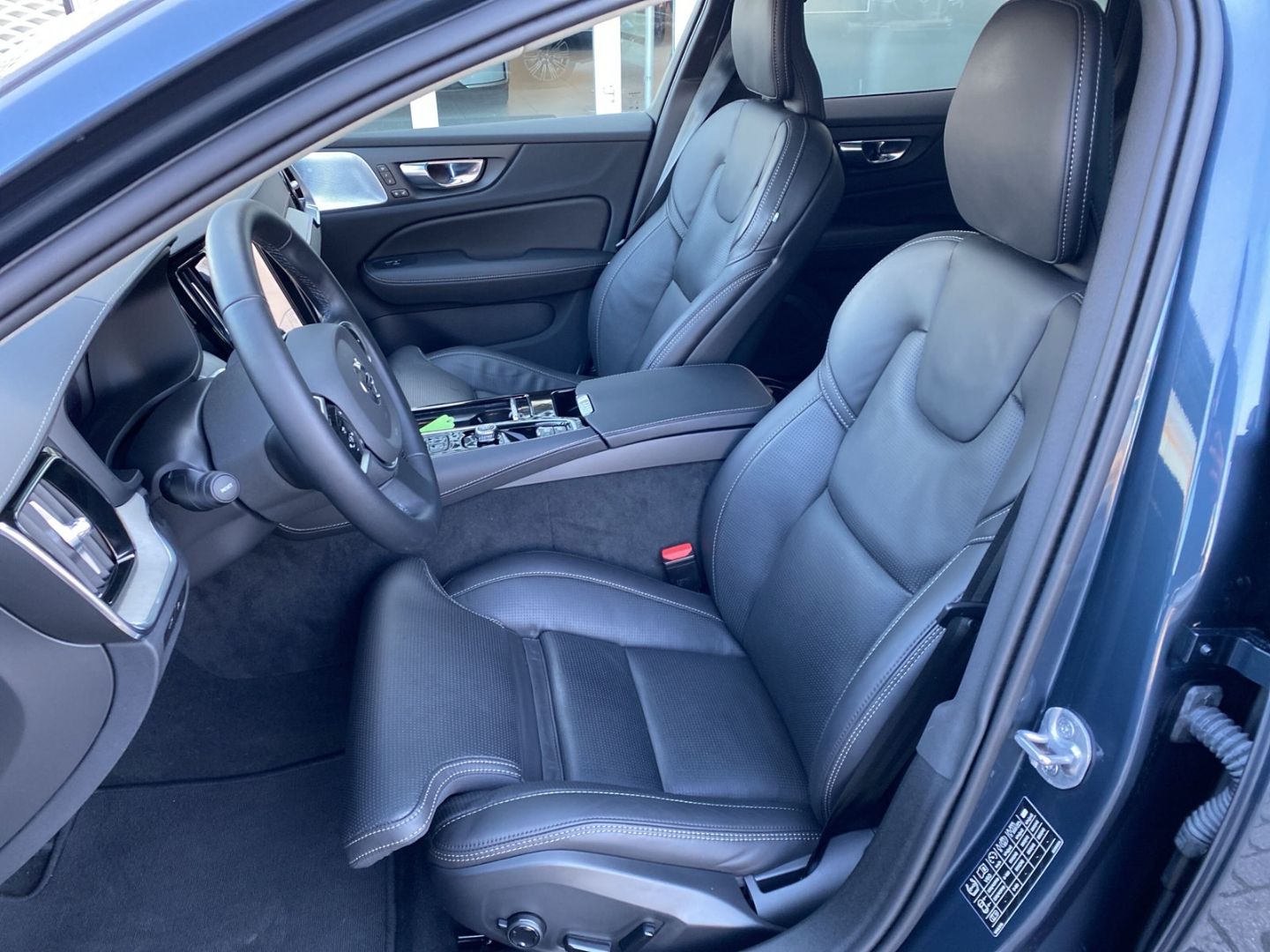 Volvo V60 T6 AWD Ultra Dark Recharge B&W HUD Pano-Dach