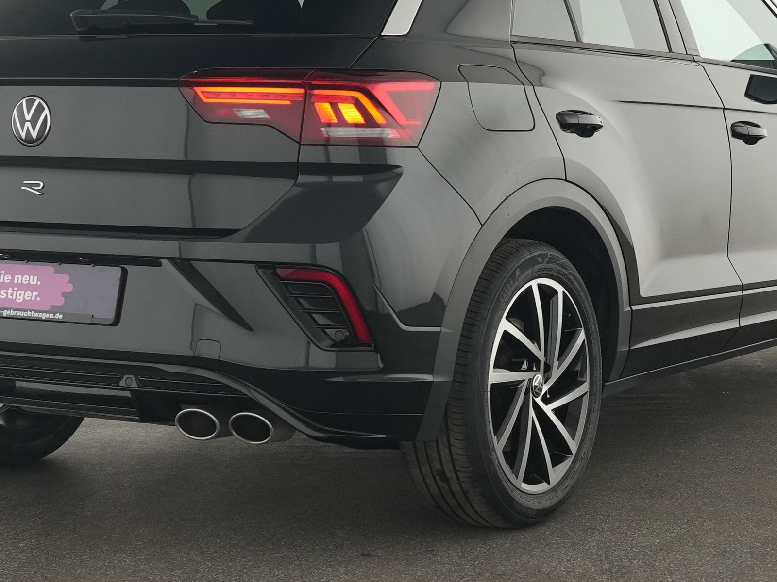 Volkswagen T-Roc R - Samsaru's Car Outlet