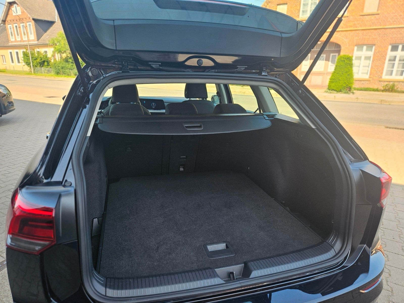 Volkswagen Golf VIII 2.0 TDI Variant Life - Samsaru's Car Outlet
