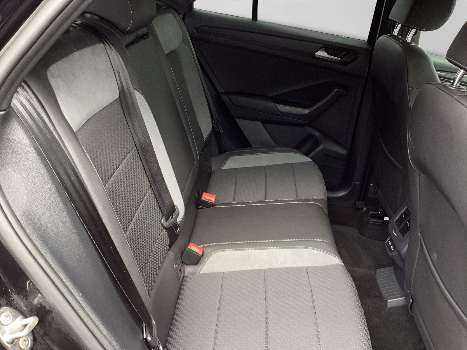 Volkswagen T-Roc 1.5 TSI DSG R-LINE - Samsaru's Car Outlet