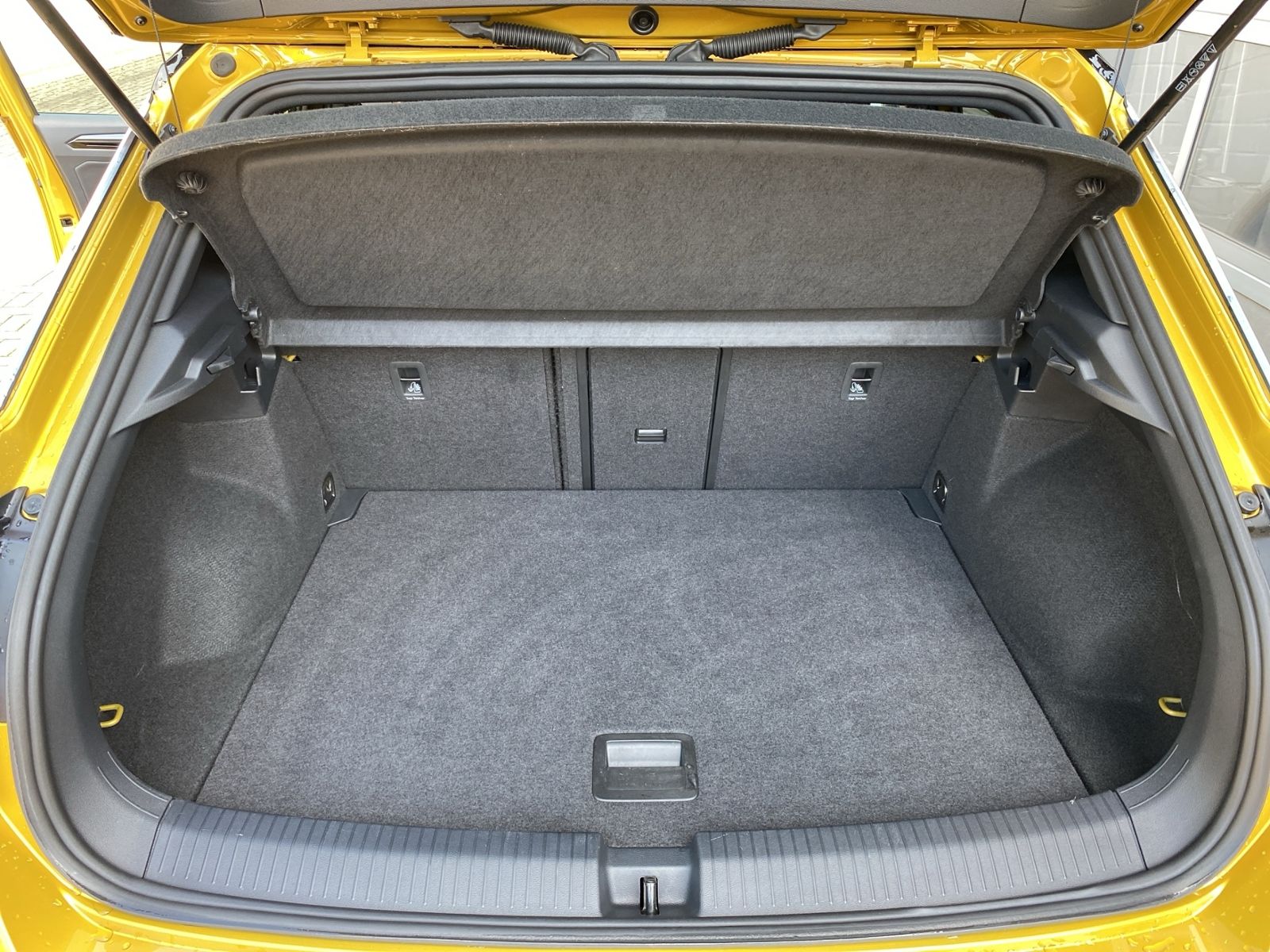 Volkswagen T-Roc R 2.0 TSI OPF 4Motion - Samsaru's Car Outlet
