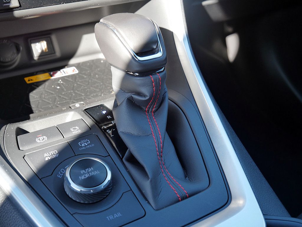 Toyota RAV 4 Plug-in Hybrid 4x4 AHK 1850 KG HUD teampla