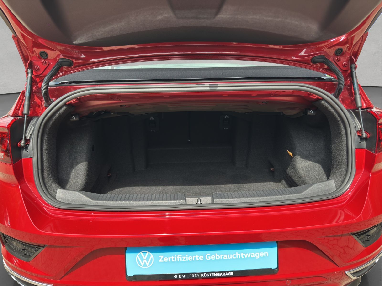 Volkswagen T-Roc 1.5 TSI DSG R-Line - Samsaru's Car Outlet