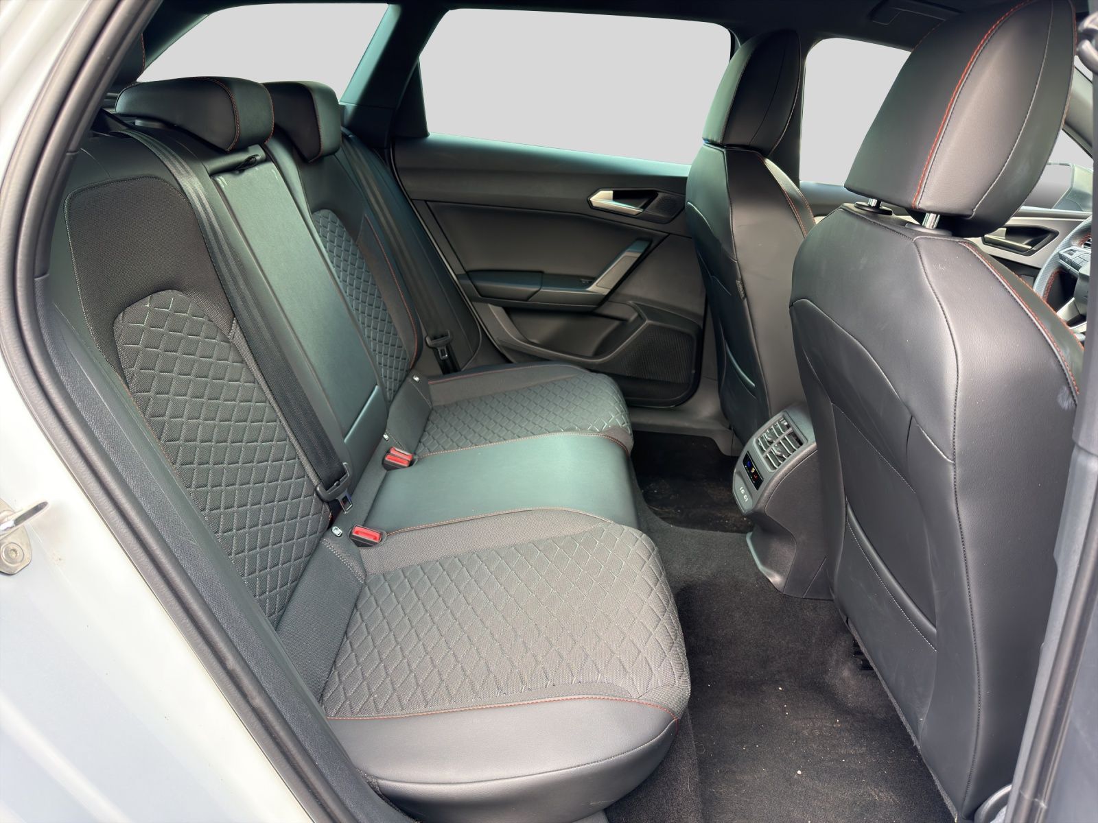 Seat Leon Sportstourer 2.0 TDI DSG FR NAVI AHK ACC GJ