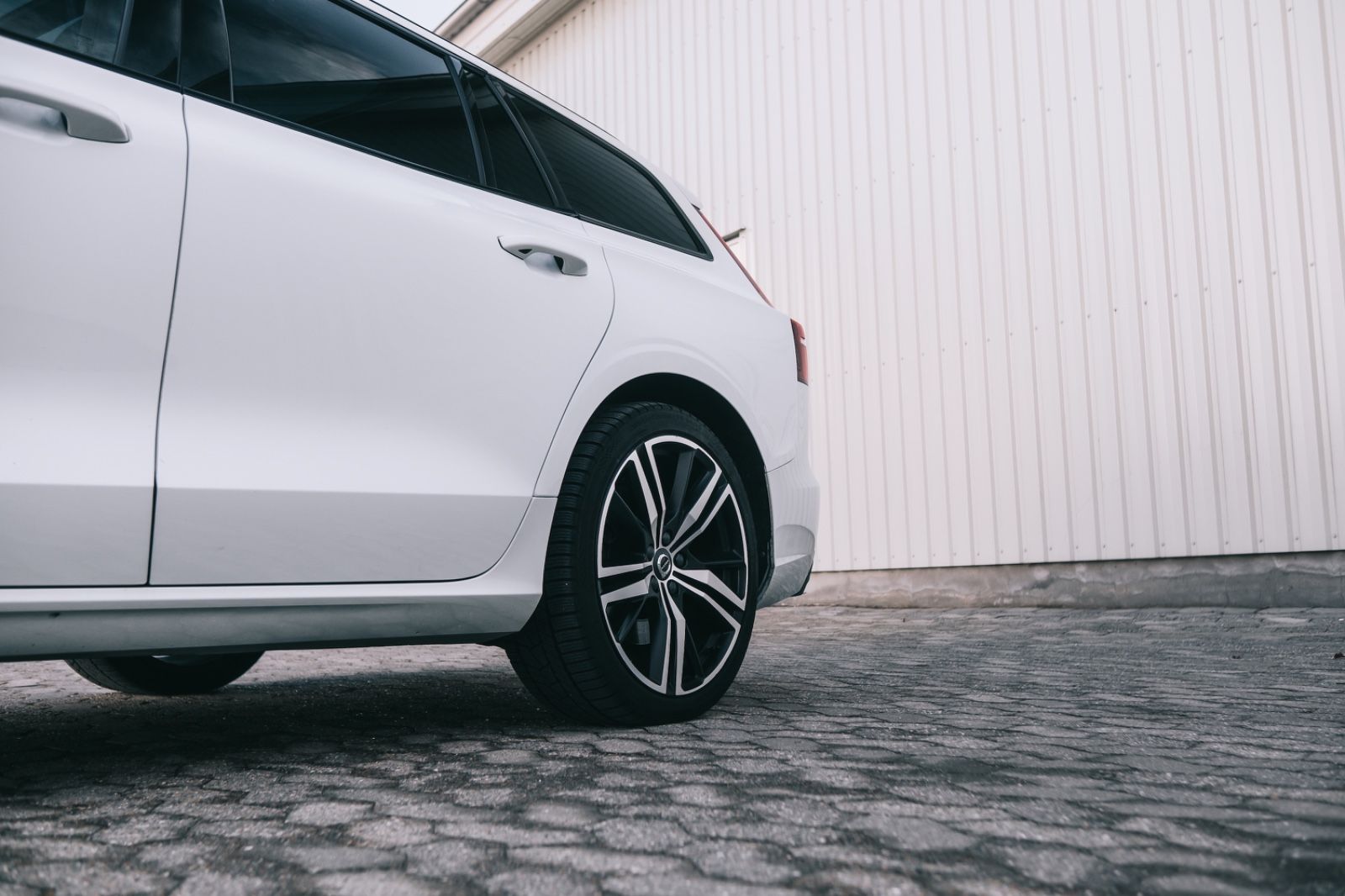 Volvo V60 Kombi R Design Recharge Plug-In Hybrid AWD