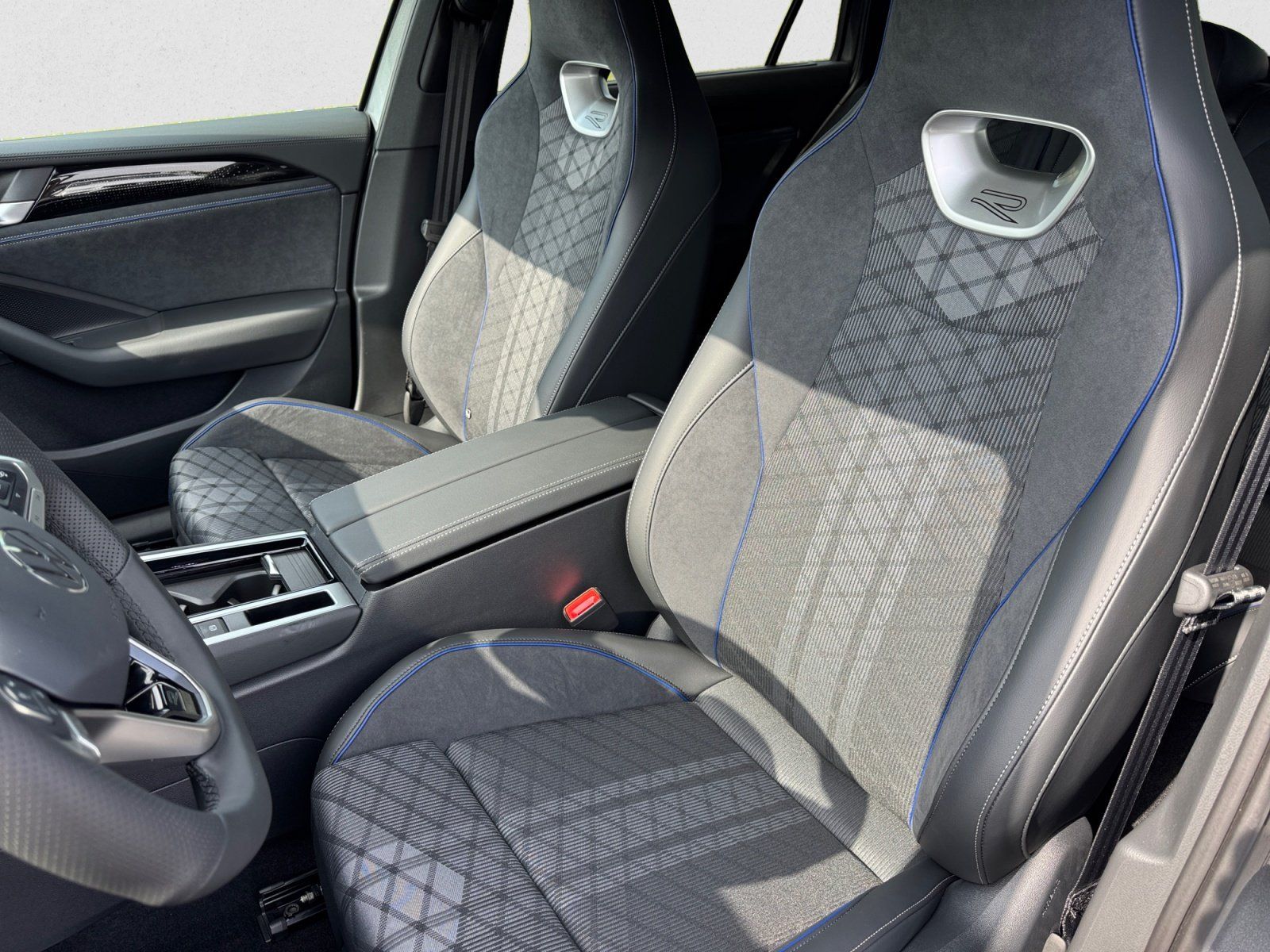 Volkswagen Passat Variant R-Line TDI DSG 4Motion|AHK|NAVI|A