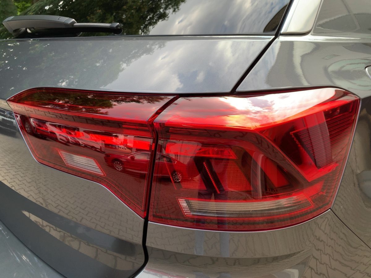 Volkswagen T-Roc 1.5 TSI R-LINE - Samsaru's Car Outlet