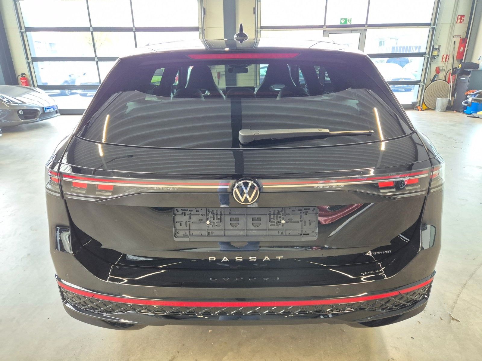 Volkswagen PASSAT VARIANT 2.0 TSI 4M R-LINE IQ PANO HUD AHK