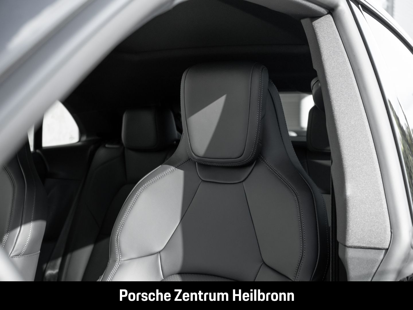 Porsche Macan 4 Surround-View LED-Matrix Abstandstempoma