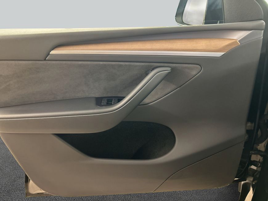 Tesla Model Y Performance Dual Motor AWD Skyview