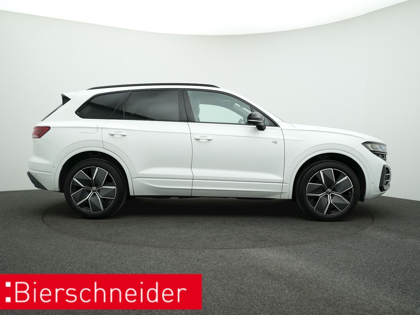 Volkswagen Touareg 3.0 TDI R-line Black - Samsaru's Car Outlet