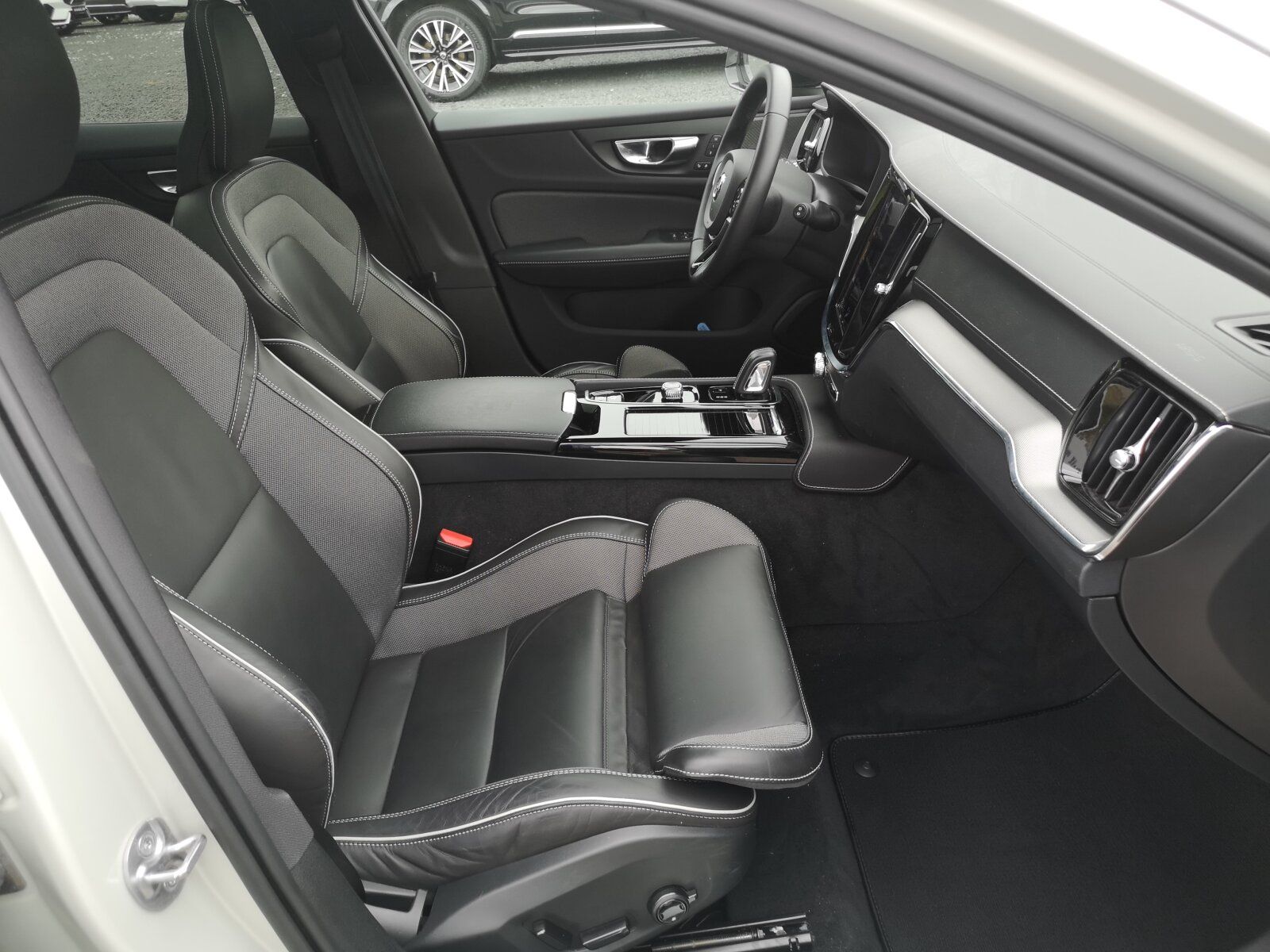 Volvo V60 Recharge T8 Plus Dark Long Range PANO|AHK|