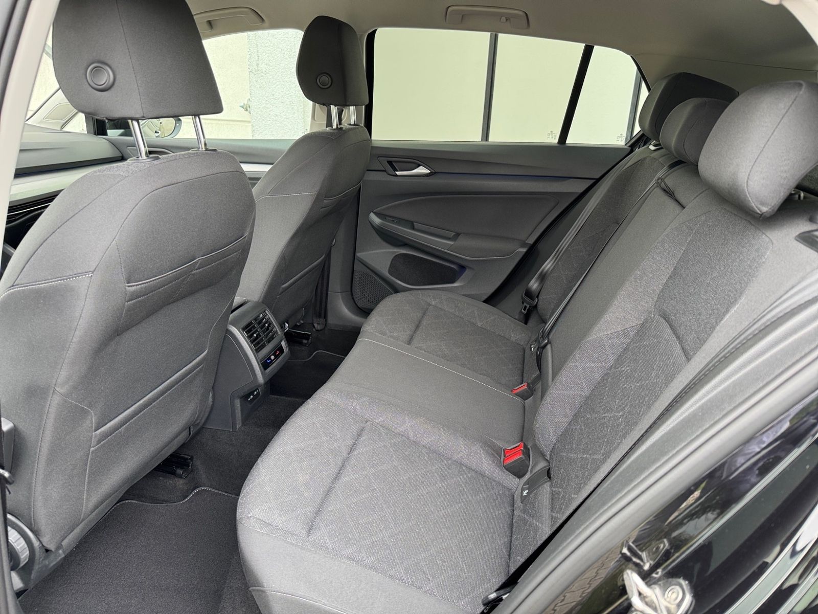 Volkswagen Golf VIII 1.5 TSI Life - Samsaru's Car Outlet
