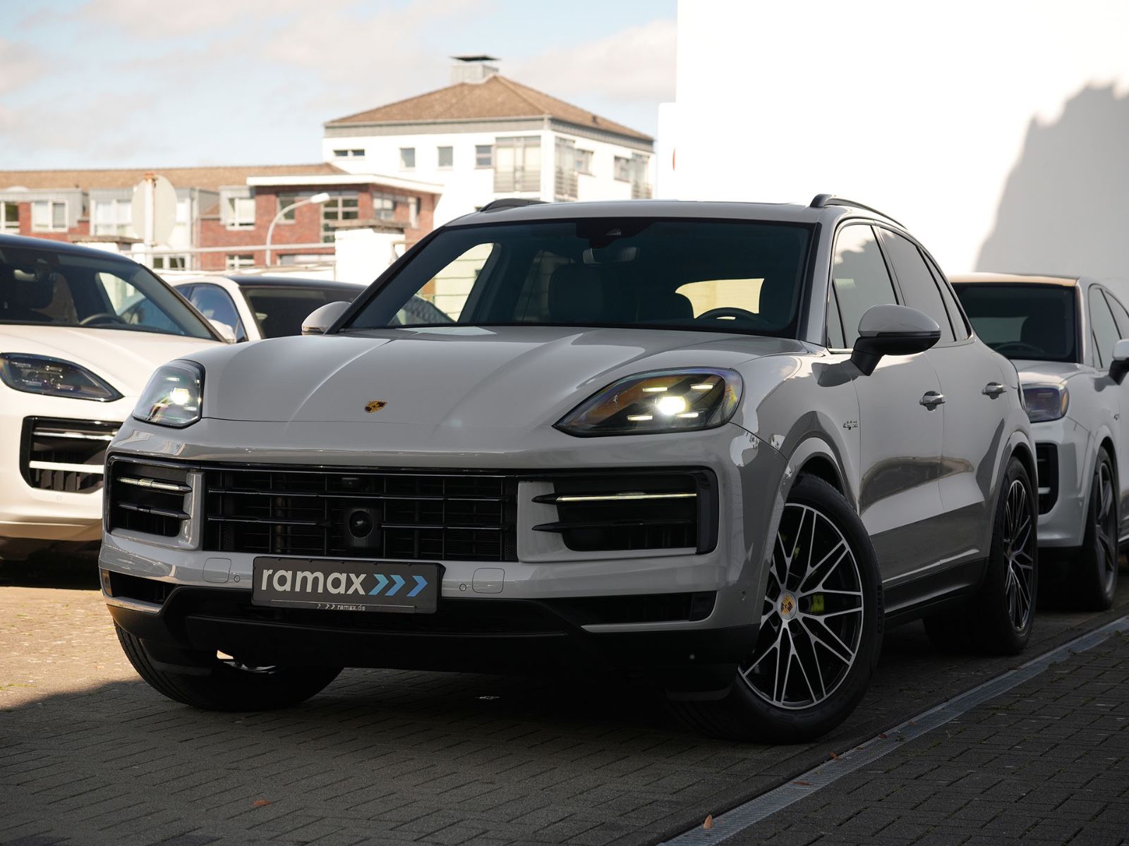 Porsche E-Hybrid INNODRIVE-LUFTF.-PANO-AHK-MASSAGE-VOLL