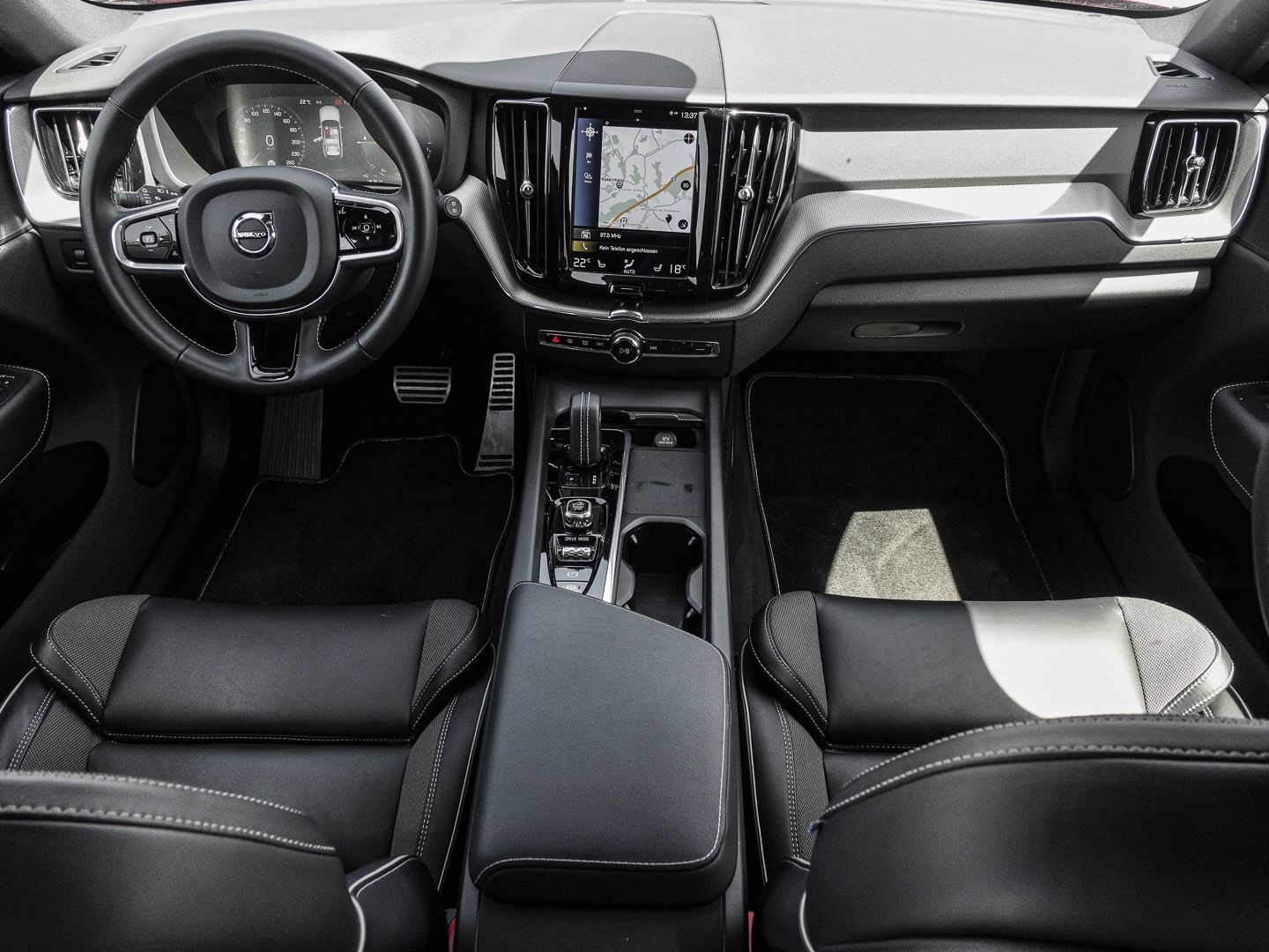 Volvo XC60 R Design Recharge Plug-In Hybrid AWD T8 Twi