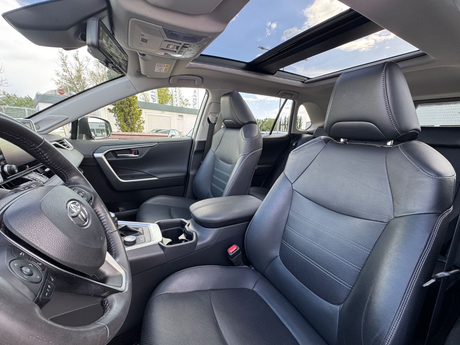 Toyota RAV 4 RAV4 Hybrid 4x4 Lounge - Samsaru's Car Outlet