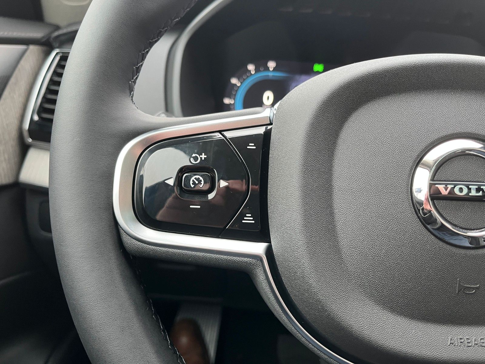 Volvo XC90 T8 Ultra Dark Plug-In AWD - Samsaru's Car Outlet