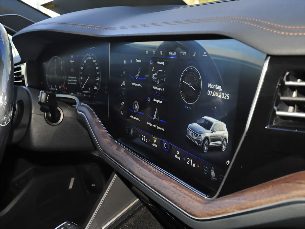 Volkswagen Touareg V6 eHybrid 4M Atmosphere - Samsaru's Car Outlet