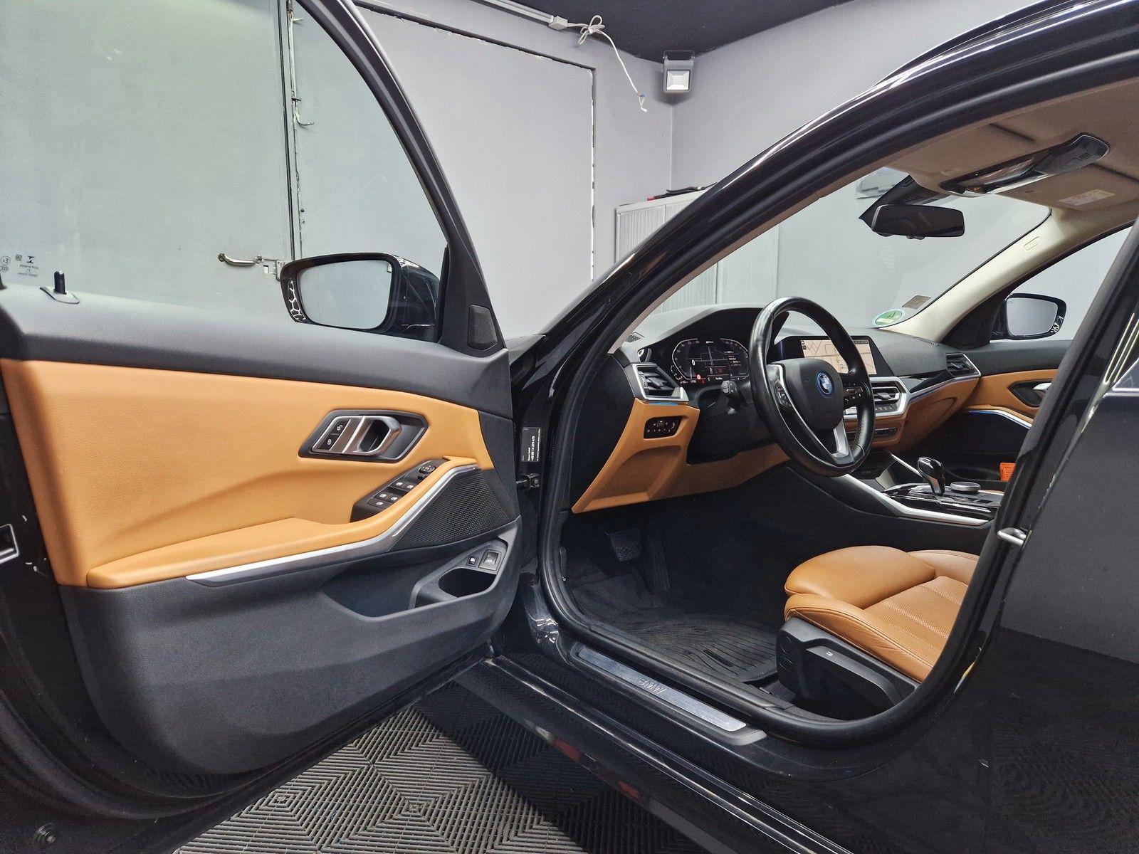 BMW 330 e Sport Line - Samsaru's Car Outlet