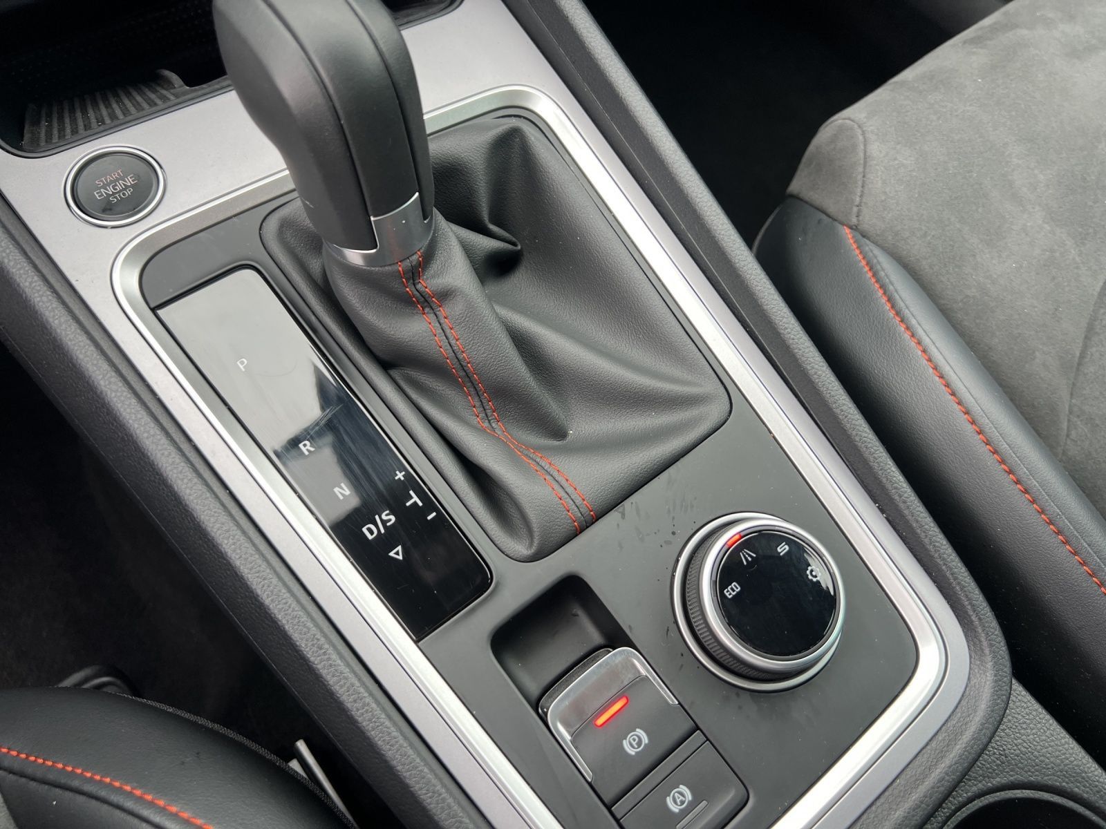Seat Ateca 2.0 TDI DSG FR NAVI AHK ACC PARKLENK
