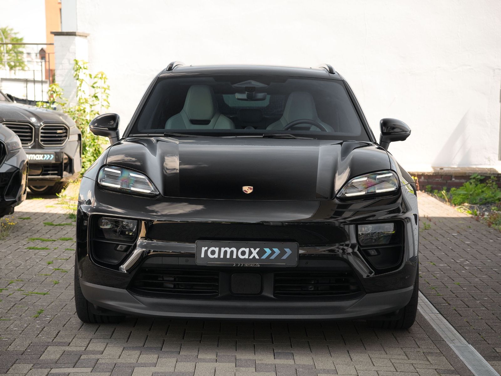 Porsche Macan 4 - Samsaru's Car Outlet